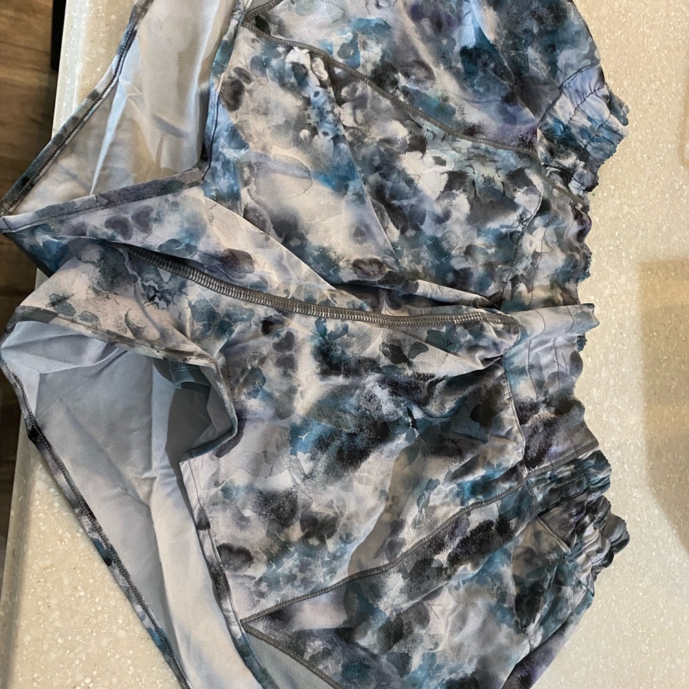 Womens lined Lululemon 2.5 hotty hot shorts